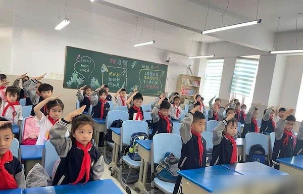 “星星火炬 照我前行”——邯郸市丛台区安居实验小学2023年庆“六一”新队员入队仪式