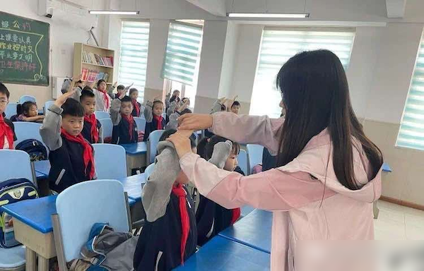 “星星火炬 照我前行”——邯郸市丛台区安居实验小学2023年庆“六一”新队员入队仪式