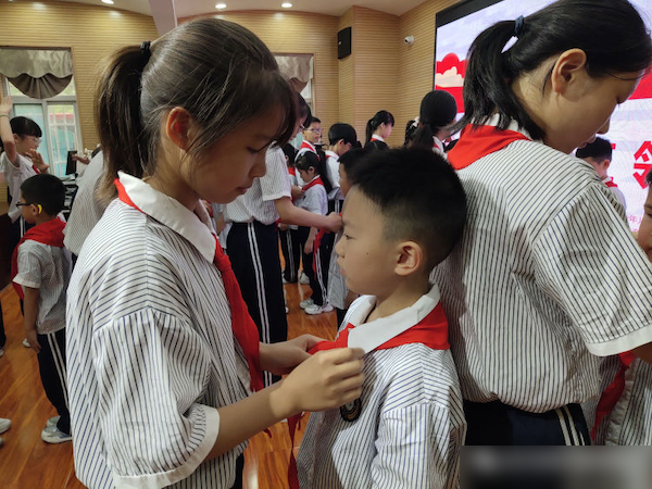 “星星火炬 照我前行”——邯郸市丛台区安居实验小学2023年庆“六一”新队员入队仪式