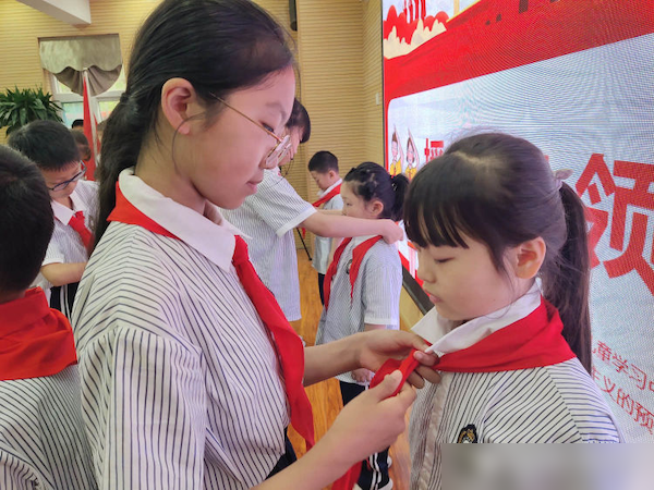 “星星火炬 照我前行”——邯郸市丛台区安居实验小学2023年庆“六一”新队员入队仪式