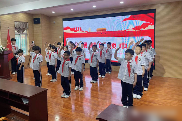 “星星火炬 照我前行”——邯郸市丛台区安居实验小学2023年庆“六一”新队员入队仪式