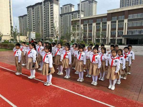 关爱学生幸福成长·协同育人篇|邯郸市丛台区荀子实验第三小学“争做时代好队员”升旗仪式