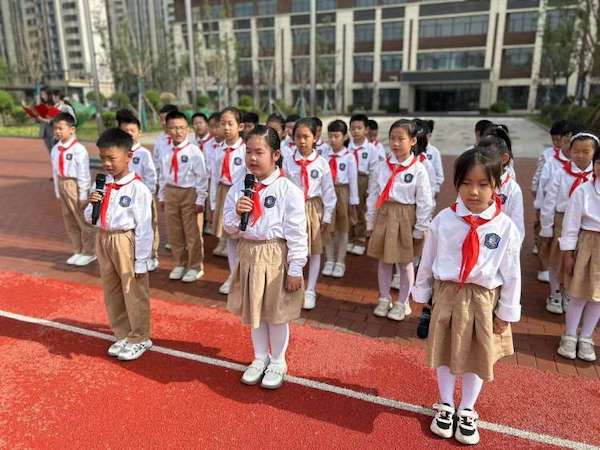  关爱学生幸福成长·协同育人篇|邯郸市丛台区荀子实验第三小学“争做时代好队员”升旗仪式