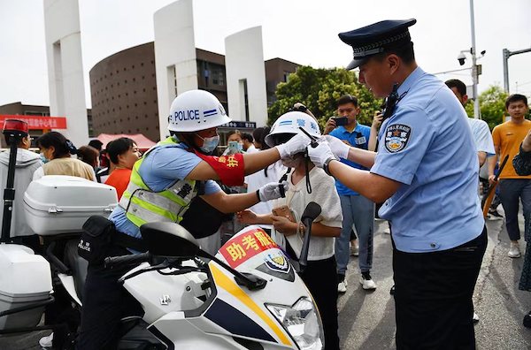 8万余名考生奔赴考场 邯郸交巡警暖心护航