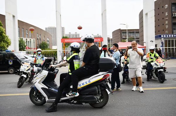 8万余名考生奔赴考场 邯郸交巡警暖心护航