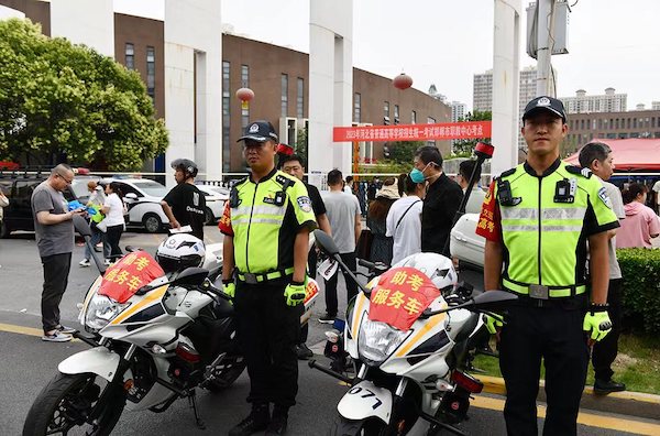 8万余名考生奔赴考场 邯郸交巡警暖心护航