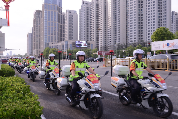 8万余名考生奔赴考场 邯郸交巡警暖心护航