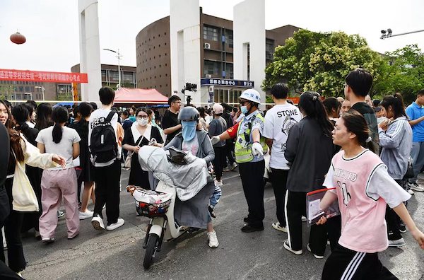 8万余名考生奔赴考场 邯郸交巡警暖心护航