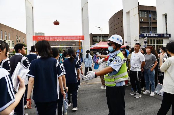 8万余名考生奔赴考场 邯郸交巡警暖心护航