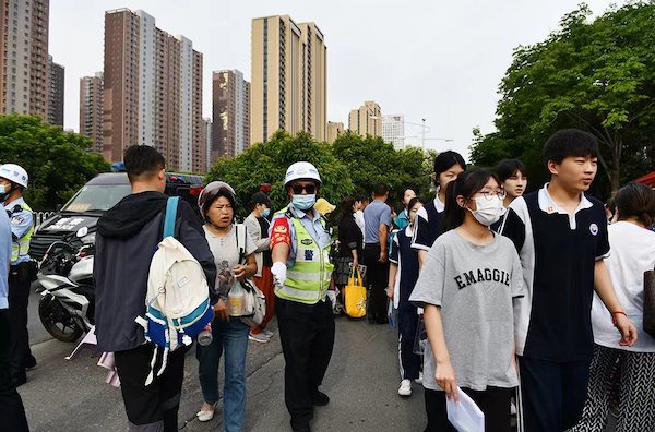 8万余名考生奔赴考场 邯郸交巡警暖心护航