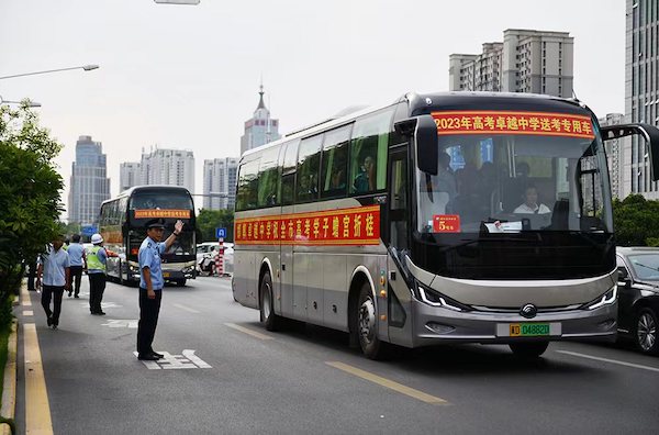 8万余名考生奔赴考场 邯郸交巡警暖心护航