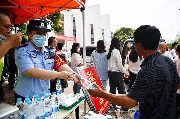 8万余名考生奔赴考场 邯郸交巡警暖心护航