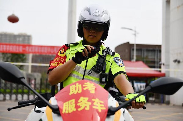 8万余名考生奔赴考场 邯郸交巡警暖心护航