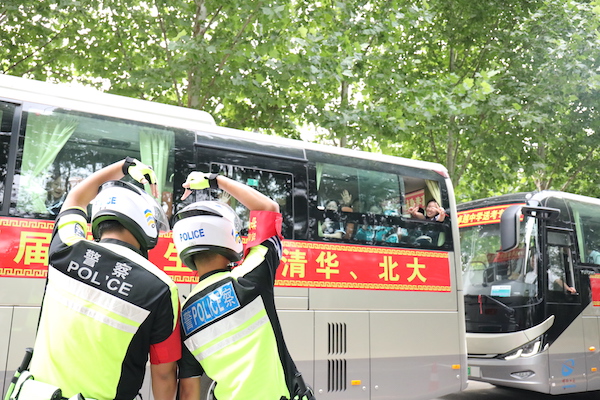 8万余名考生奔赴考场 邯郸交巡警暖心护航