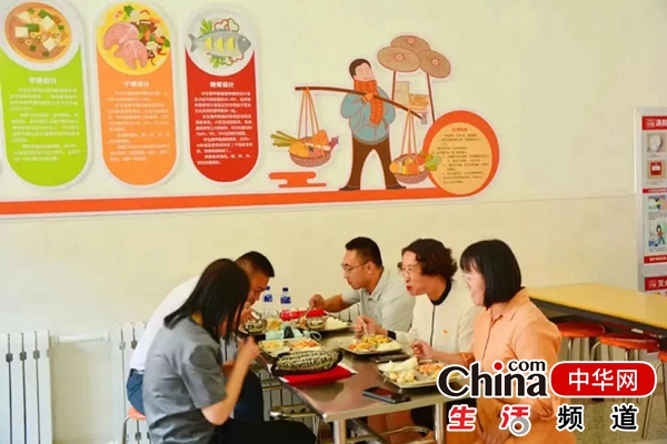 烟台市芝罘区锦绣小学召开学校“师德师风监督员”和“膳食委员会”会议