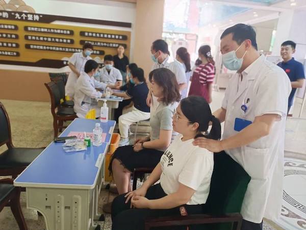 关爱学生幸福成长·健康篇Ⅰ健康生活，快乐工作——邯郸市丛台区实验中学邀请河北工程大学附属医院进校开展健康义诊活动