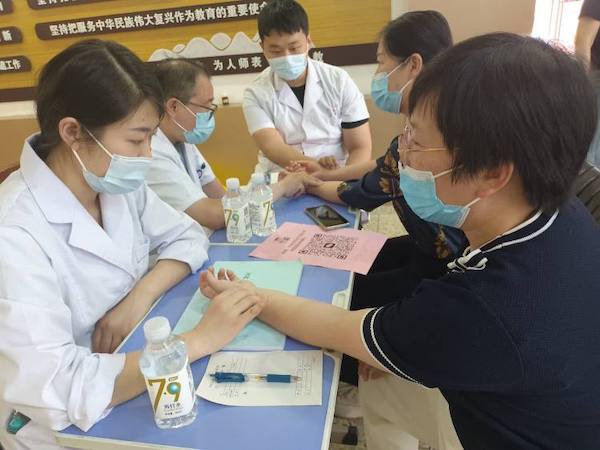 关爱学生幸福成长·健康篇Ⅰ健康生活，快乐工作——邯郸市丛台区实验中学邀请河北工程大学附属医院进校开展健康义诊活动