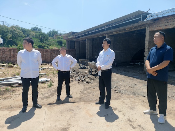 武安市康二城镇领导调研27军81师军营旧址建设治理工作