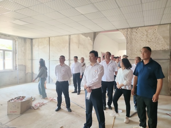 武安市康二城镇领导调研27军81师军营旧址建设治理工作