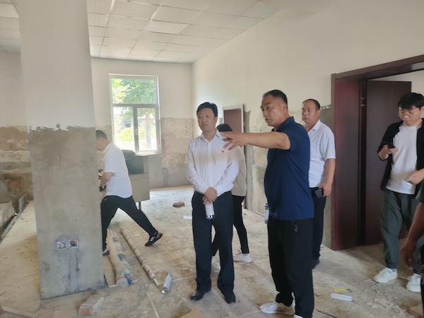 武安市康二城镇领导调研27军81师军营旧址建设治理工作