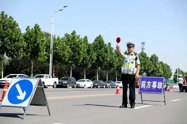 邢台举行道路交通事故现场安全防护演练