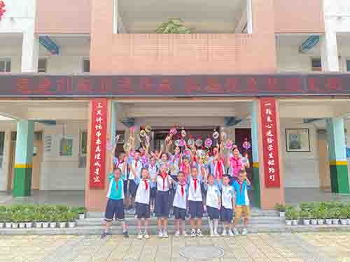 彭州市升平小学邀请风车非遗传承人指导风车制作