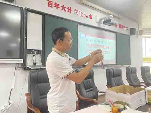 彭州市升平小学邀请风车非遗传承人指导风车制作