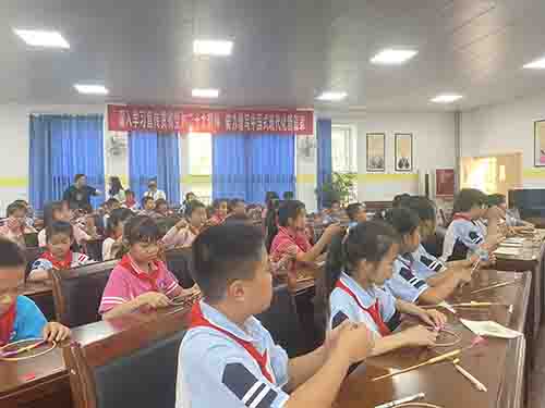 彭州市升平小学邀请风车非遗传承人指导风车制作