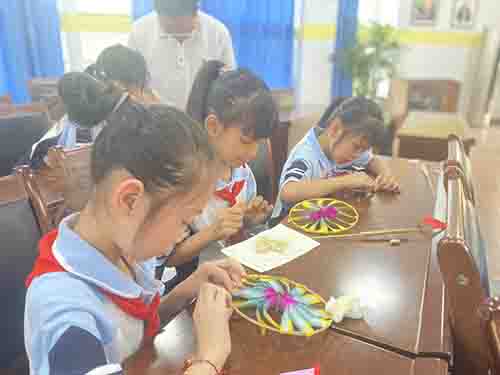 彭州市升平小学邀请风车非遗传承人指导风车制作