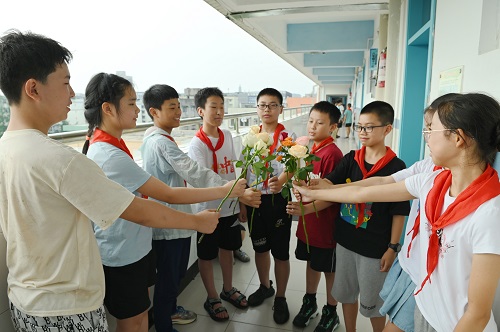 来实小邂逅浪漫的劳动之旅吧———彭州市实验小学幸福田园劳动实践活动进行时