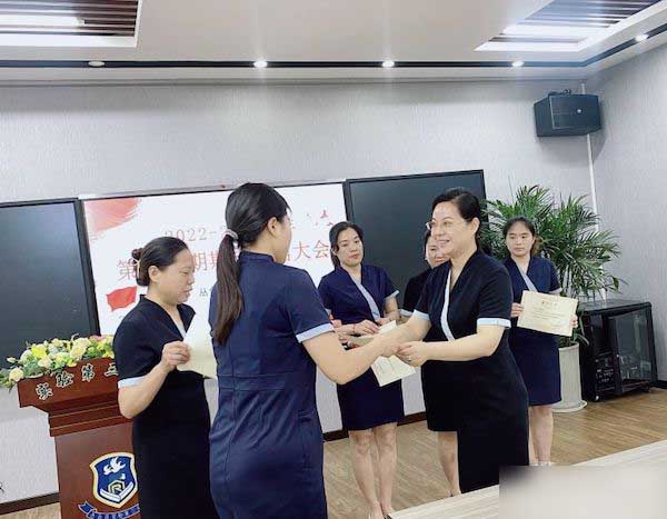  栉风沐雨见肝胆 砥砺奋进续华章——邯郸市丛台区实验第三小学期末总结大会