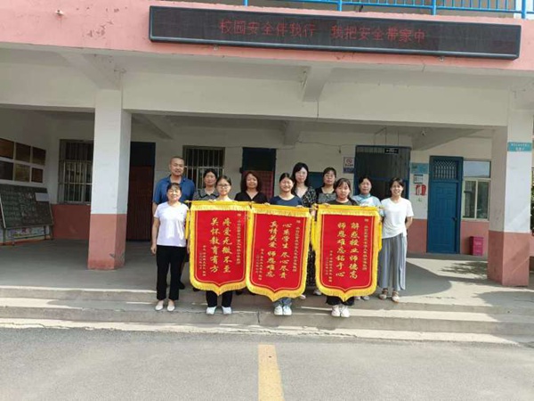 关爱学生 幸福成长·师德师风篇｜中考出硕果 锦旗颂师恩---邯郸市丛台区紫苑中学九年级学生家长为教师赠送锦旗