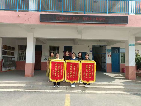 关爱学生 幸福成长·师德师风篇｜中考出硕果 锦旗颂师恩---邯郸市丛台区紫苑中学九年级学生家长为教师赠送锦旗