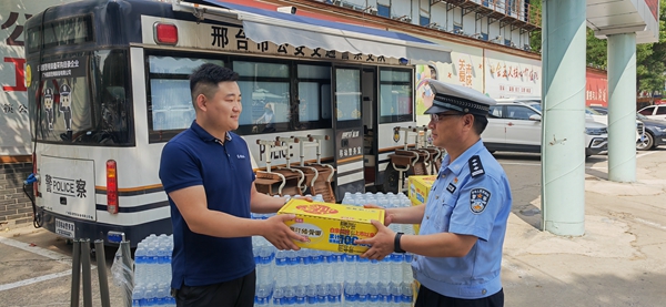 爱心企业慰问  情系一线交警