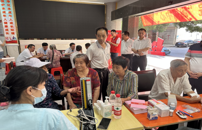 党建引领|衡南县人民医院胸痛中心走进云集街道黄金社区开展“传承红色基因，服务人民健康”义诊活动