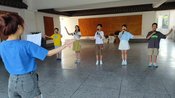 崇州市学府小学参加崇州市节能减排宣传周和低碳日活动