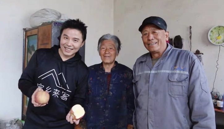 助农八年，歌手缪杰用侗语唱响村超，为乡村振兴呐喊助威