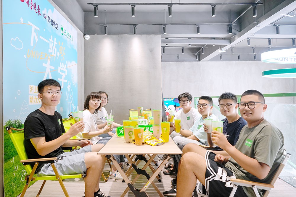 轻享假期再攀高峰 沪上阿姨鲜果茶为准大学生捐赠“路费”公益金