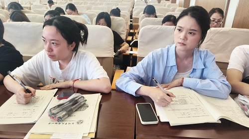 彭州市天府路小学召开“聚力赋能 沐光前行”班主任开学工作会