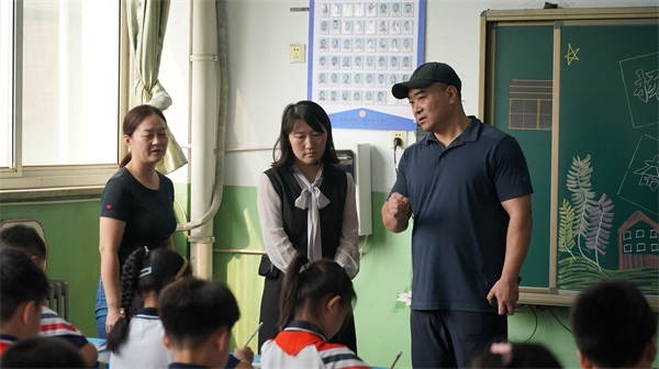 邯郸市邯山区教体局领导先后到实验小学调研指导开学工作