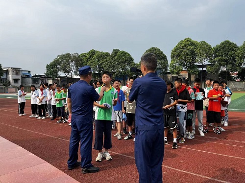 彭州航空动力园区实验中学开展2023年秋季住校生消防应急疏散演练活动