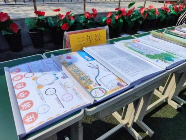 缤纷假日展风采 特色作业促成长——邯郸市丛台区外国 语小学优秀暑假作业展评活动