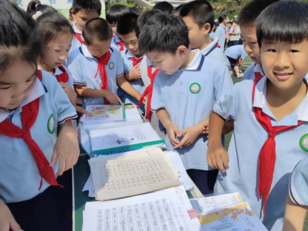 缤纷假日展风采 特色作业促成长——邯郸市丛台区外国 语小学优秀暑假作业展评活动