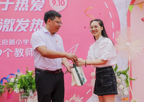 定格·美好——彭州市天府路小学庆祝第39个教师节