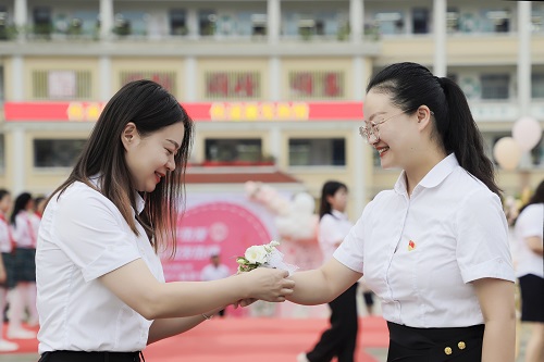定格·美好——彭州市天府路小学庆祝第39个教师节