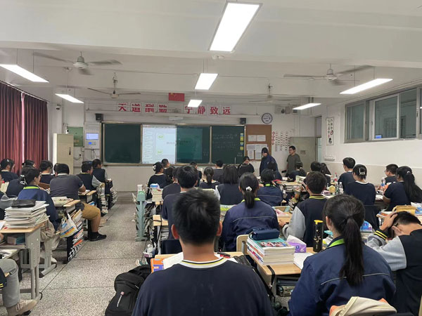 崇州市蜀城中学青年教师赴成都市武侯高级中学跟岗学习（第二天）