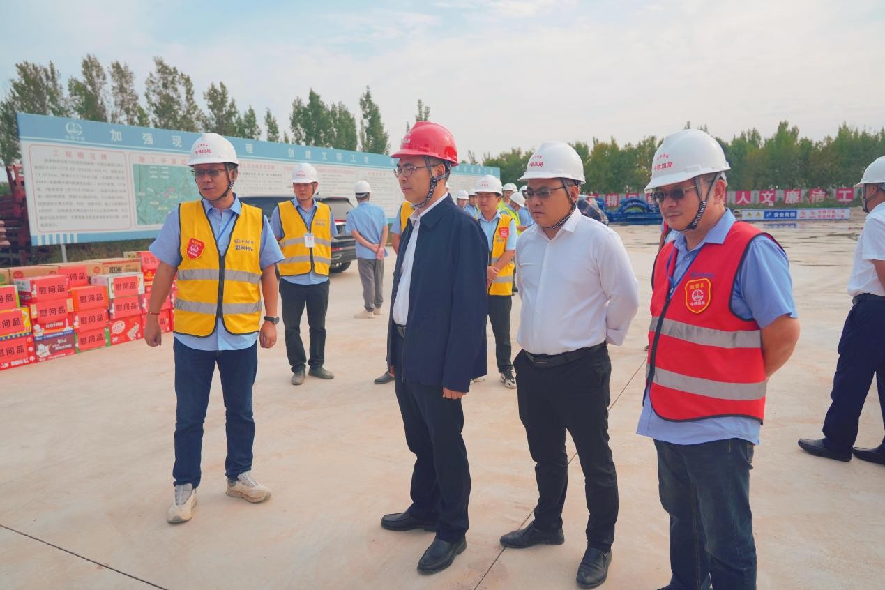 中铁四局一公司党委书记执行董事刘良志到津潍高铁站前七标项目经理部一分部慰问一线建设者
