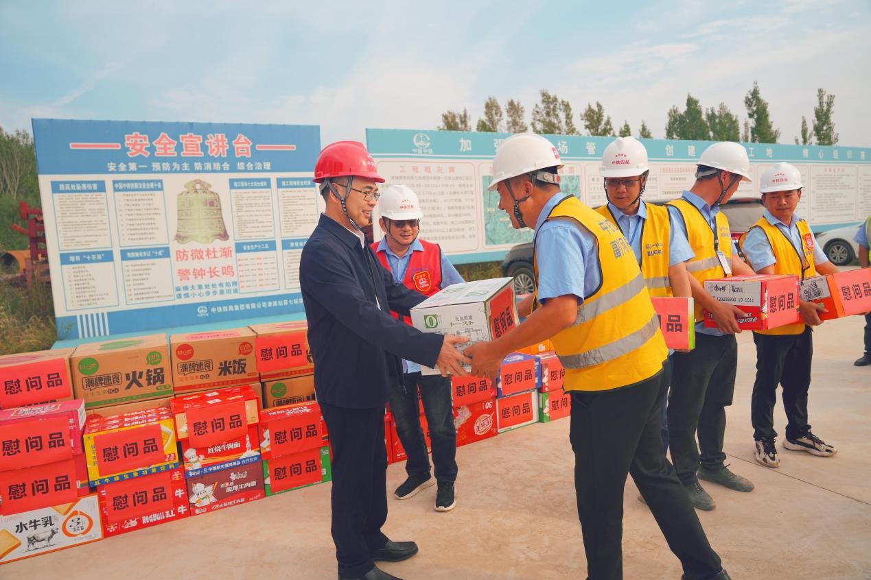 中铁四局一公司党委书记执行董事刘良志到津潍高铁站前七标项目经理部一分部慰问一线建设者