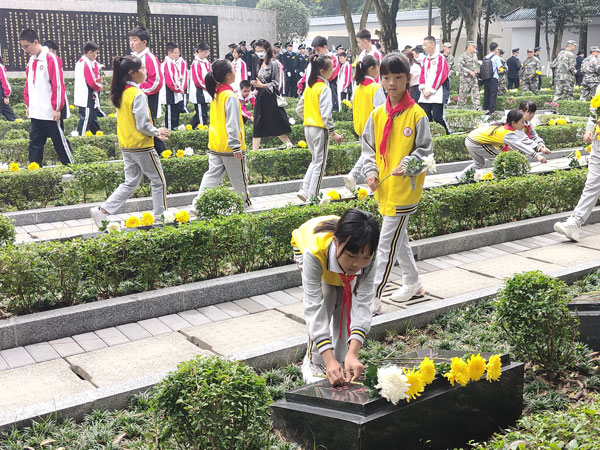 崇州市学府小学参加崇州市向人民英雄敬献花篮仪式活动
