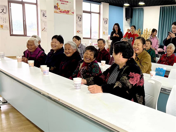 双流区彭镇木樨社区： “社校”联动庆重阳，真情互动温暖老人心